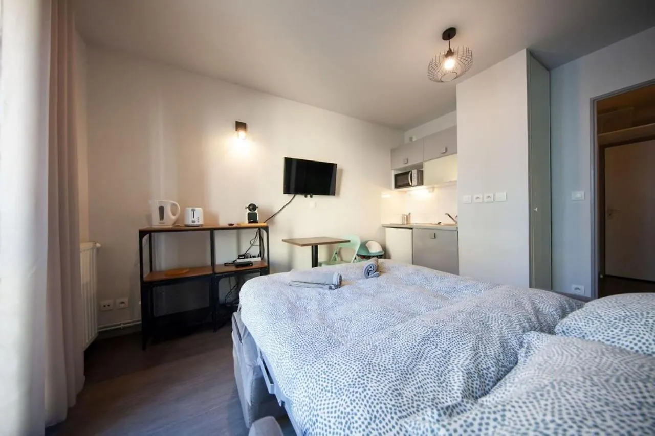 Le Petit Hector -Studio Cosy Avec Parking -Debourg Apartment Lyon 0*,  France